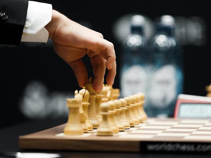 Die fünfte Partie der Schach-Weltmeisterschaft in London endete erneut mit einem Remis.