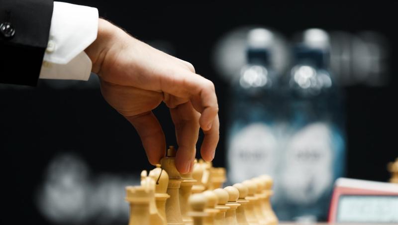 Die fünfte Partie der Schach-Weltmeisterschaft in London endete erneut mit einem Remis. Die fünfte Partie der Schach-Weltmeisterschaft in London endete erneut mit einem Remis.
