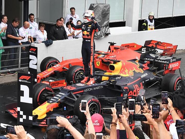 Red-Bull-Pilot Max Verstappen jubelt nach seinem Sieg am Hockenheimring.
