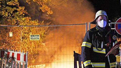 Die Feuerwehr musste den Brand in der Baugrube löschen. (Archivbild)