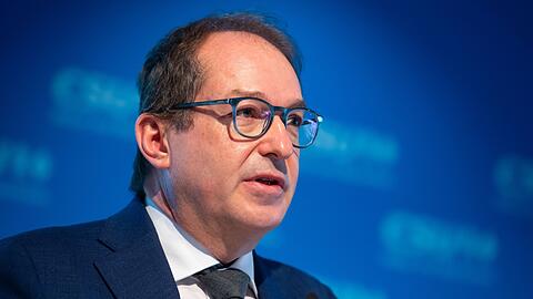 CSU-Landesgruppenchef Alexander Dobrindt gibt ein Pressestatement in der Parteizentrale.