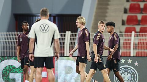Dortmunds Youssoufa Moukoko (l) ist der jüngste Spieler der WM.