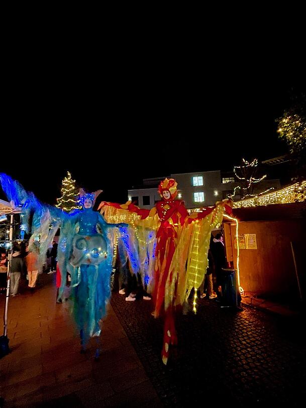 Ein Auftritt auf Stelzen auf dem Markt in Gilching im Jahr 2024.