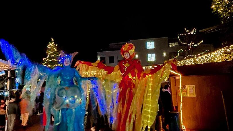 Ein Auftritt auf Stelzen auf dem Markt in Gilching im Jahr 2024. Ein Auftritt auf Stelzen auf dem Markt in Gilching im Jahr 2024.