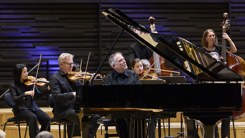 Der Pianist Alexander Lonquich mit dem M&uuml;nchener Kammerorchester und seinem Konzertmeister Daniel Giglberger in der Isarphilharmonie.