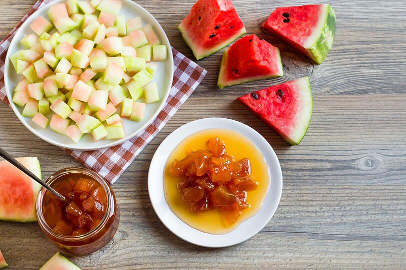 Aus der weißen Schale der Wassermelone können Sie auch eine fruchtige Marmelade mit milder Note und einer Konsistenz, die an Apfel- oder Birnenaufstrich erinnert, zubereiten. Dafür entfernen Sie die grüne Außenschale, würfeln 500 Gramm der weißen Schale und geben Sie mit dem Saft einer Zitrone in einem Topf. Alles 15 bis 20 Minuten weich köcheln lassen. Bei Bedarf etwas Wasser hinzufügen - so wird aus Resten ein köstlicher Brotaufstrich. Aus der weißen Schale der Wassermelone können Sie auch eine fruchtige Marmelade mit milder Note und einer Konsistenz, die an Apfel- oder Birnenaufstrich erinnert, zubereiten. Dafür entfernen Sie die grüne Außenschale, würfeln 500 Gramm der weißen Schale und geben Sie mit dem Saft einer Zitrone in einem Topf. Alles 15 bis 20 Minuten weich köcheln lassen. Bei Bedarf etwas Wasser hinzufügen - so wird aus Resten ein köstlicher Brotaufstrich.
