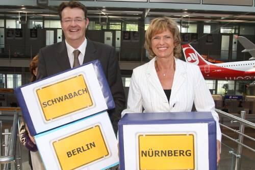 Er packt seinen Koffer für Berlin: Den Flugplan in die Hauptstadt kennt Bundestagsneuling Michael Frieser, hier bei einem Wahlkampfauftritt mit seiner Parteifreundin Dagmar Wöhrl im Flughafen, bereits. Die bisherige Staatssekretärin bangt um ihr Amt, weil wohl die FDP das Bundeswirtschaftsministerium übernehmen wird.