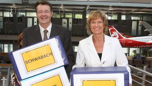 Er packt seinen Koffer für Berlin: Den Flugplan in die Hauptstadt kennt Bundestagsneuling Michael Frieser, hier bei einem Wahlkampfauftritt mit seiner Parteifreundin Dagmar Wöhrl im Flughafen, bereits. Die bisherige Staatssekretärin bangt um ihr Amt, weil wohl die FDP das Bundeswirtschaftsministerium übernehmen wird. Er packt seinen Koffer für Berlin: Den Flugplan in die Hauptstadt kennt Bundestagsneuling Michael Frieser, hier bei einem Wahlkampfauftritt mit seiner Parteifreundin Dagmar Wöhrl im Flughafen, bereits. Die bisherige Staatssekretärin bangt um ihr Amt, weil wohl die FDP das Bundeswirtschaftsministerium übernehmen wird.