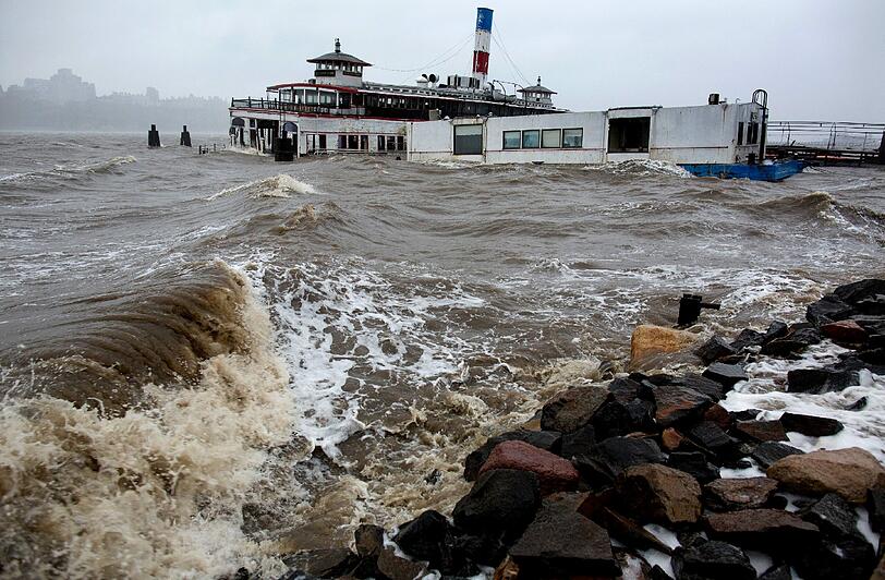 So heftig wütet Wirbelsturm "Sandy" an der Ostküste der USA: Häuser wurden überflutet, Bäume knickten um, es gab Tote und Verletzte. Die Bilder der Flutkatastrophe.
