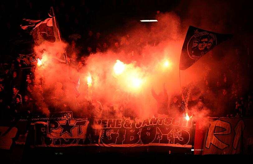 31.10.2012 Bei den Krawallen rund um das DFB-Pokalspiel zwischen Bundesligist Hannover 96 und dem Zweitligisten Dynamo Dresden gibt es neun Verletzte. Nachdem gewaltbereite Dresdner Fans vor dem Spiel die Stadioneingänge der AWD-Arena stürmten, werden drei Anhänger festgenommen. Außerdem kommen 18 Personen vorübergehend in polizeiliches Gewahrsam.