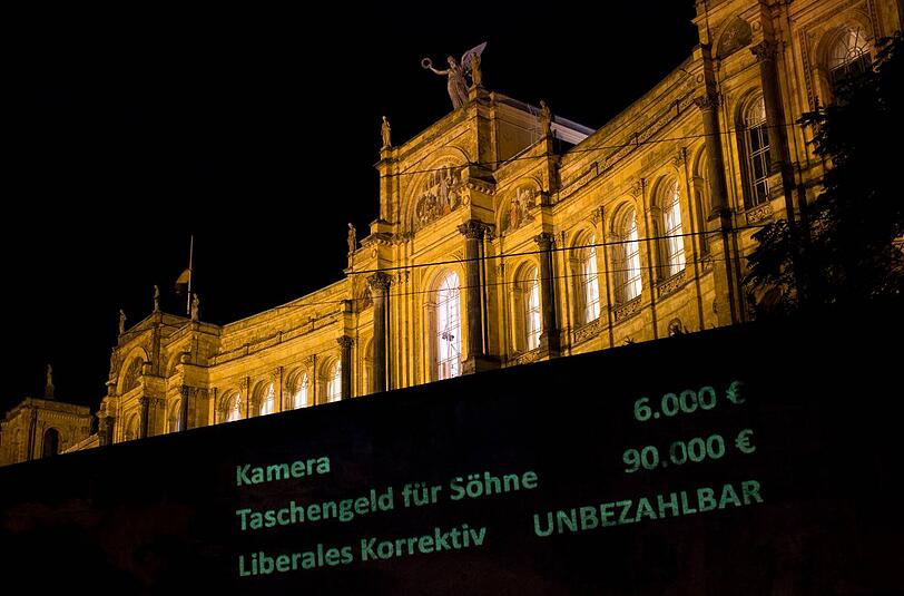 Den Landtag mit seinen Schandtaten angeleuchtet: Mit einer spektakulären Licht-Projektion demonstrieren die Jungen Liberalen gegen Bayerns Abzocker-Parlament