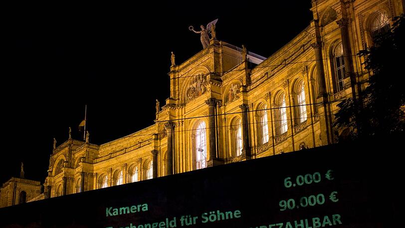 Den Landtag mit seinen Schandtaten angeleuchtet: Mit einer spektakulären Licht-Projektion demonstrieren die Jungen Liberalen gegen Bayerns Abzocker-Parlament Den Landtag mit seinen Schandtaten angeleuchtet: Mit einer spektakulären Licht-Projektion demonstrieren die Jungen Liberalen gegen Bayerns Abzocker-Parlament