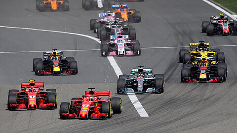 Sebastian Vettel fährt vorneweg - bis zum Boxenstopp.