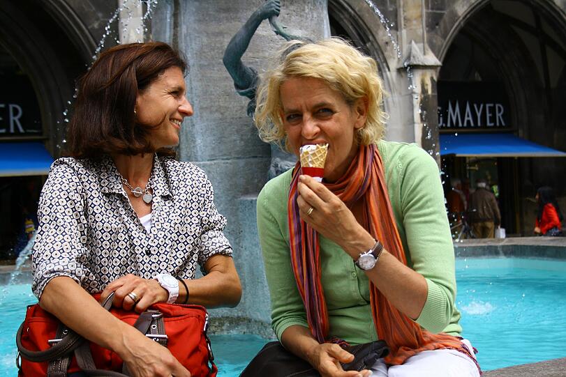 Silvi und Saskia warten nicht, sondern gönnen sich nach dem Einkaufen eine Kugel Eis. Zugegeben: Nicht das beste Foto-Accessoire. Deshalb...