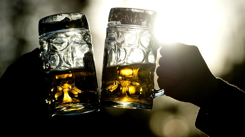 Ab kommendem Montag können die Münchner wieder eine Maß im Biergarten trinken. (Symbolbild)