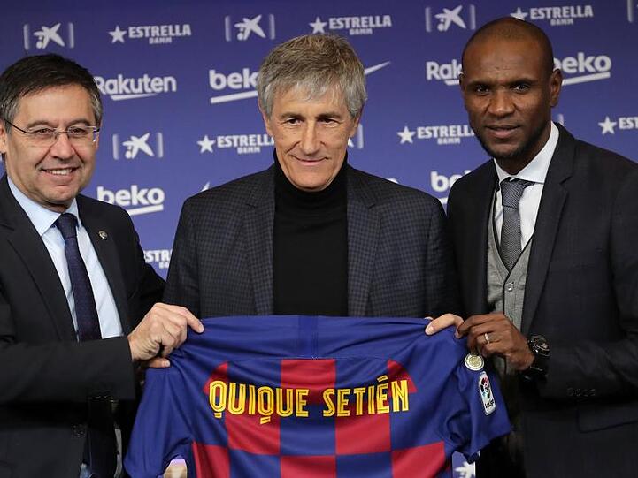 Der neue Barça-Coach Quique Setién (M.) bei seiner Vorstellung mit Club-Präsident Josep Maria Bartomeu (l) und Sportdirektor Eric Abidal.