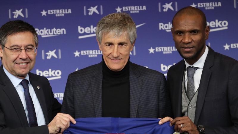 Der neue Barça-Coach Quique Setién (M.) bei seiner Vorstellung mit Club-Präsident Josep Maria Bartomeu (l) und Sportdirektor Eric Abidal. Der neue Barça-Coach Quique Setién (M.) bei seiner Vorstellung mit Club-Präsident Josep Maria Bartomeu (l) und Sportdirektor Eric Abidal.