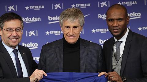 Der neue Barça-Coach Quique Setién (M.) bei seiner Vorstellung mit Club-Präsident Josep Maria Bartomeu (l) und Sportdirektor Eric Abidal.