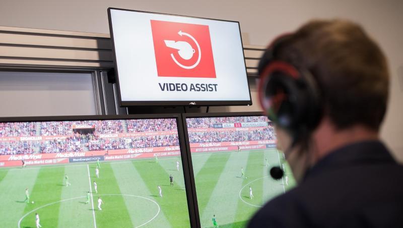 Auch in der zweiten Liga wird der Videobeweis eingeführt. Auch in der zweiten Liga wird der Videobeweis eingeführt.