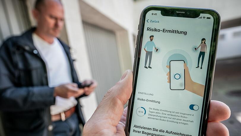 Nähern sich zwei Handys mit der Corona-Warn-App, wird das via Bluetooth registriert.