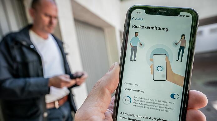 Nähern sich zwei Handys mit der Corona-Warn-App, wird das via Bluetooth registriert.
