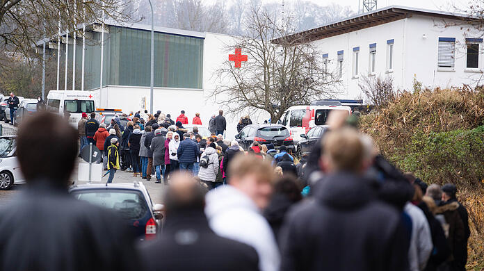 Warteschlange vor einem vom Roten Kreuz betriebenen Impfzentrum. BRK-Präsident Theo Zellner sieht das Impfen als Bürgerpflicht.