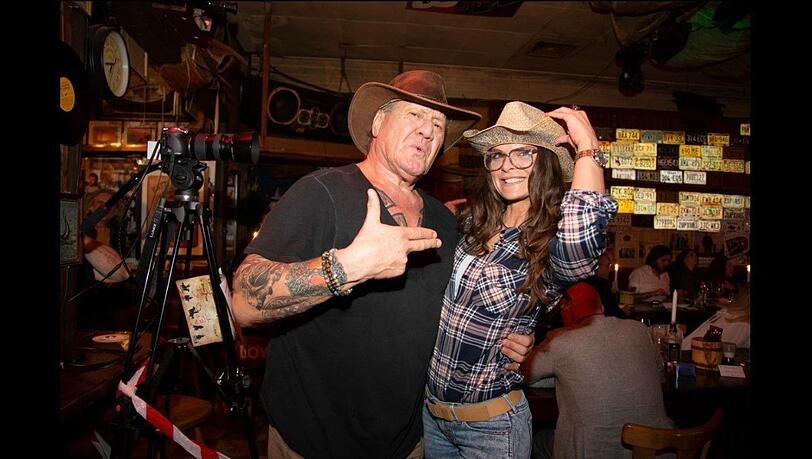 "Ein Happy End wär doch was": Hugo Wayne, Pardon: Bachmaier und Nicole Hayduga auf der Wild-West-Party.