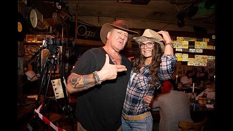 "Ein Happy End wär doch was": Hugo Wayne, Pardon: Bachmaier und Nicole Hayduga auf der Wild-West-Party.