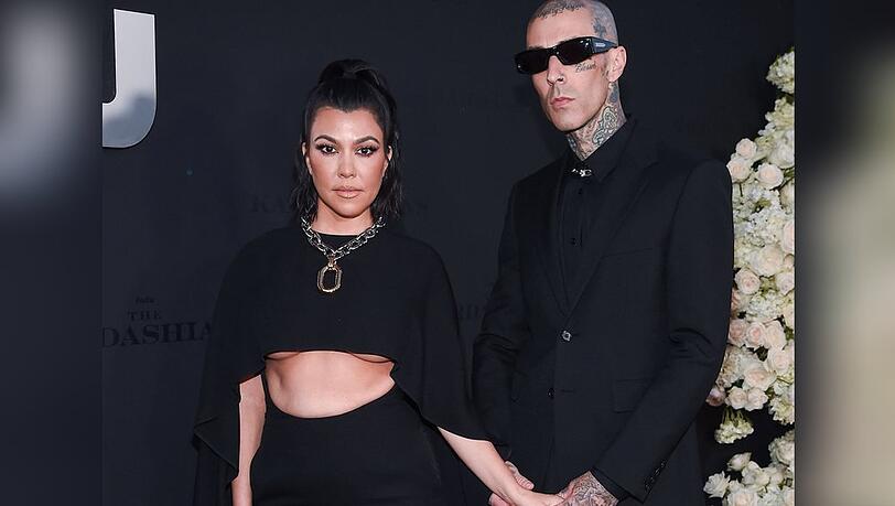 Underboob, Sonnenbrille und ganz viel Schwarz: Kourtney Kardashian und Travis Barker. Underboob, Sonnenbrille und ganz viel Schwarz: Kourtney Kardashian und Travis Barker.