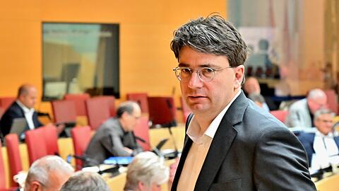 "Es geht nicht darum, dass er wegen einer angeblichen Jugendsünde verfolgt wird. Es geht darum, dass er bayerischer Wirtschaftsminister und stellvertretender Ministerpräsident ist, und das Ansehen des Freistaats Bayern massiv Schaden genommen hat", sagt Bayerns SPD-Chef Florian von Brunn über den Vorsitzenden der Freien Wähler, Hubert Aiwanger.