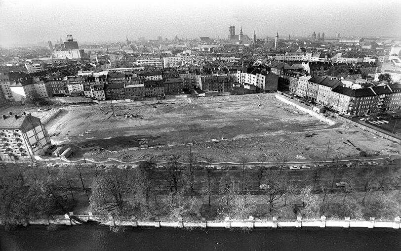 Eine seltene Ansicht: Blick auf die freigeräumte riesige Baufläche für das Europäische Patentamt an der Erhardtstraße direkt an der Isar, das hier 1975 bis 1979 gebaut wurde. Am linken Bildrand ein Haus, das Architekten und Bauleitung noch nutzten und das deshalb als letztes abgerissen wurde. Am rechten Bildrand die Kohlstraße.