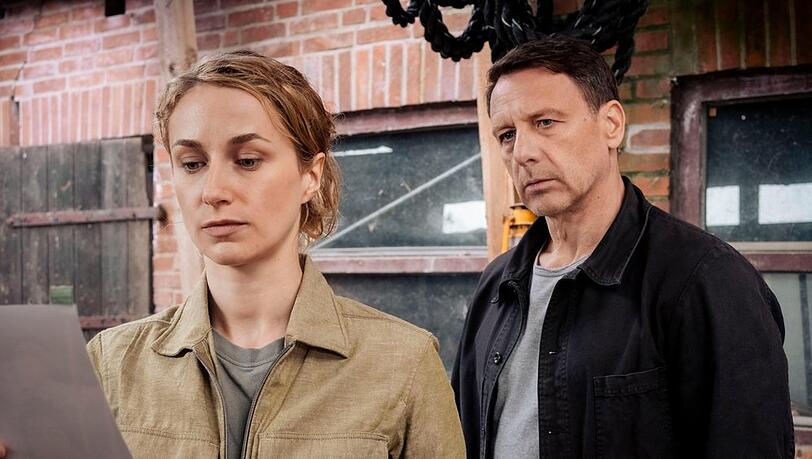 "Dünentod - Ein Nordsee-Krimi: Tödliche Geheimnisse": Femke Folkmer (Pia Barucki) und Tjark Wolf (Hendrik Duryn) ermitteln im Mordfall von Enno.