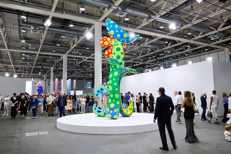 Yayoi Kusama ist immer auf der Art Basel vertreten - und wieder mal auf der Unlimited: mit einer Riesenblume. Yayoi Kusama ist immer auf der Art Basel vertreten - und wieder mal auf der Unlimited: mit einer Riesenblume.