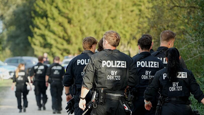 In der Nacht auf Donnerstag soll mit einer Drohne weitergesucht werden. In der Nacht auf Donnerstag soll mit einer Drohne weitergesucht werden.