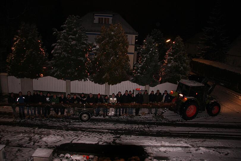 Stolze Pose mit der Beute: Der Laimer Maibaum lagert jetzt erst einmal in Harlaching. Wo - das ist geheim.
