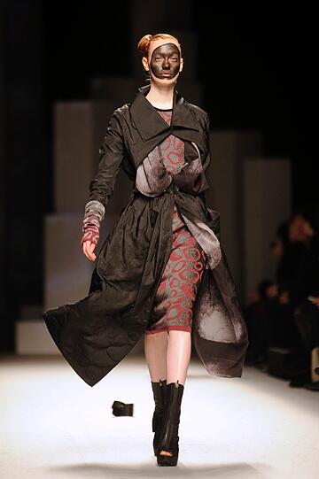 Bei der Fashion Week in Paris geht der Trend vieler Designer immer mehr zu wenig Stoff und viel Haut. Beispiele gefällig? Die Bilder vom Laufsteg.