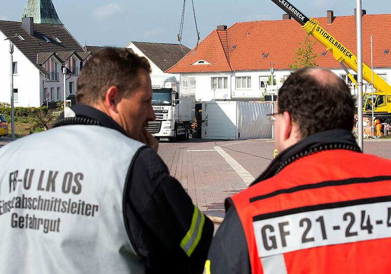 Mit Atemschutzmasken mussten die Einsatzkräfte die hoch ätzende Ameisensäure bergen. Der LKW war in einem Kreisverkehr umgekippt.