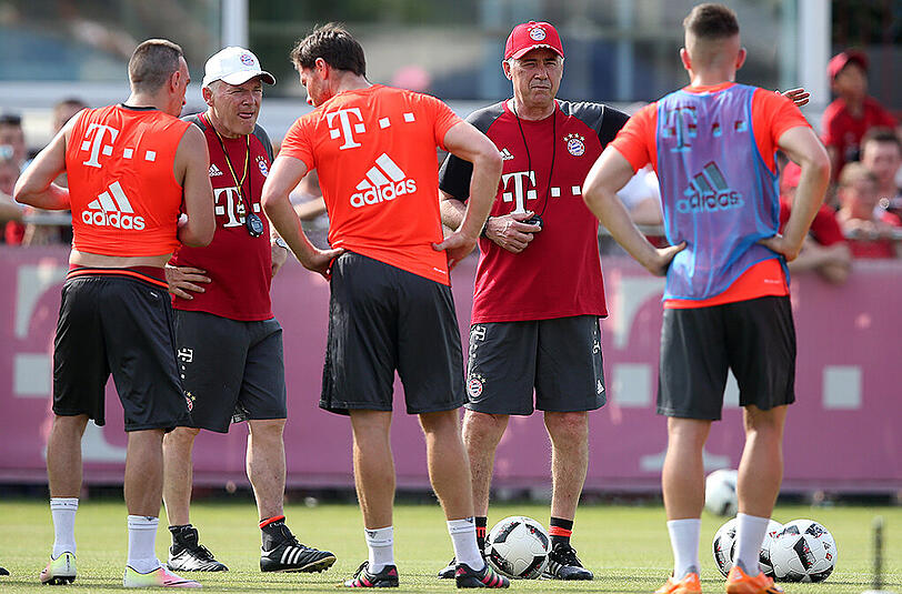 Carlo Ancelotti (rechts) und Co-Trainer Hermann Gerland (links) im Kreise der Bayern-Profis.