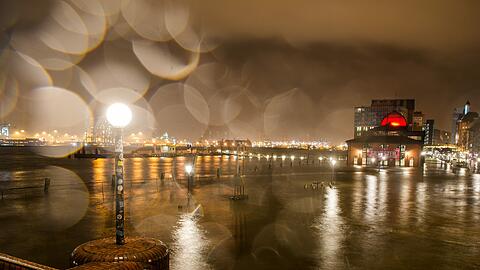 Bilder der Nacht in Hamburg - weite Teile des Hafens und des Fischmarks standen unter Wasser.