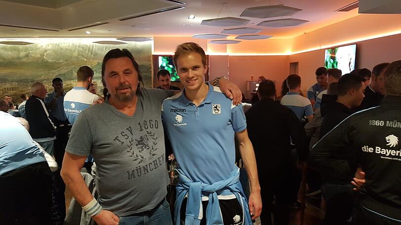 Torhüter Hendrik Bonmann (re.) mit "Allesfahrer" Roman Wöll beim traditionellen Fan-Abend des TSV 1860.