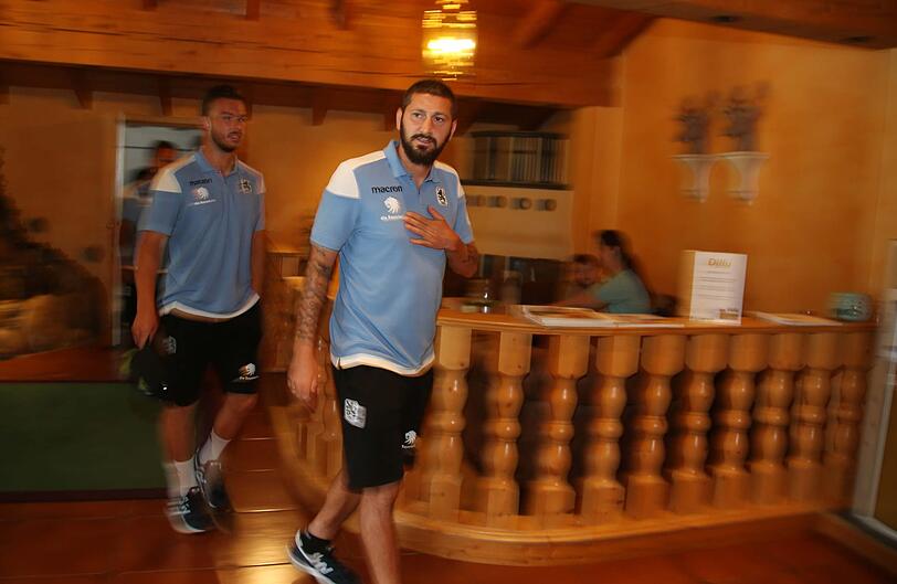 Der Löwen-Tross um Daniel Bierofka ist am Dienstagmittag im 4-Sterne-Hotel "Dilly Resort" angekommen.