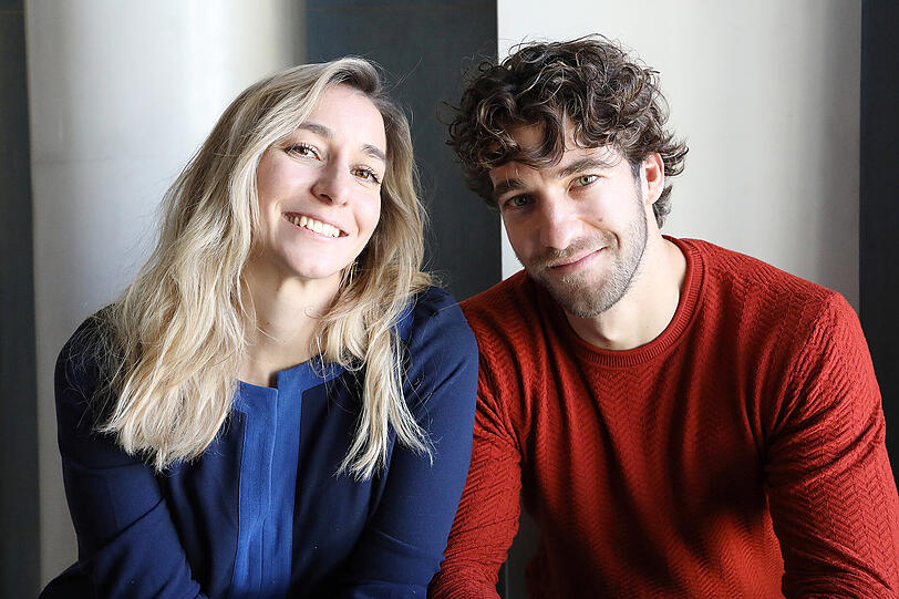 Die Hornistin Milena Viotti mit ihrem Bruder, dem Dirigenten Lorenzo Viotti, im Foyer des Nationaltheaters.