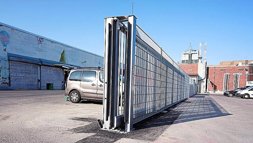 Damit keine fremden Lkw ihren Motor auf diesem Firmengelände laufen lassen, wurde hier ein Zaun gebaut. Damit keine fremden Lkw ihren Motor auf diesem Firmengelände laufen lassen, wurde hier ein Zaun gebaut.