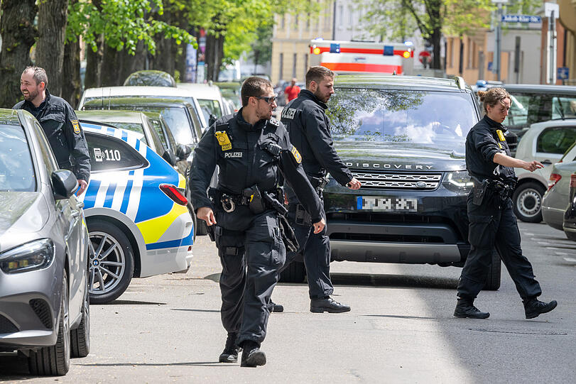 Bilder vom Polizeieinsatz in Schwabing, als mehrere Beamte von einem bewaffneten Mann bedroht worden sind.