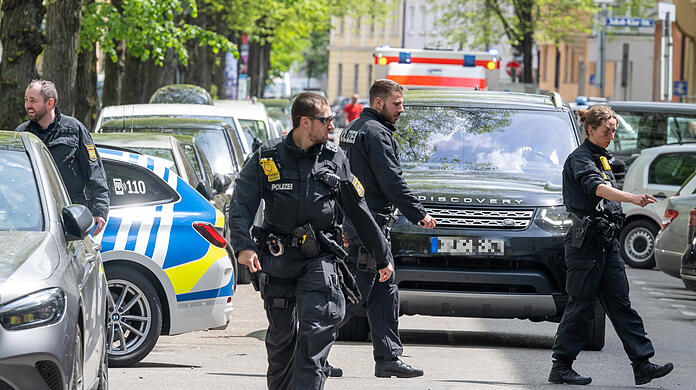 Bilder vom Polizeieinsatz in Schwabing, als mehrere Beamte von einem bewaffneten Mann bedroht worden sind.