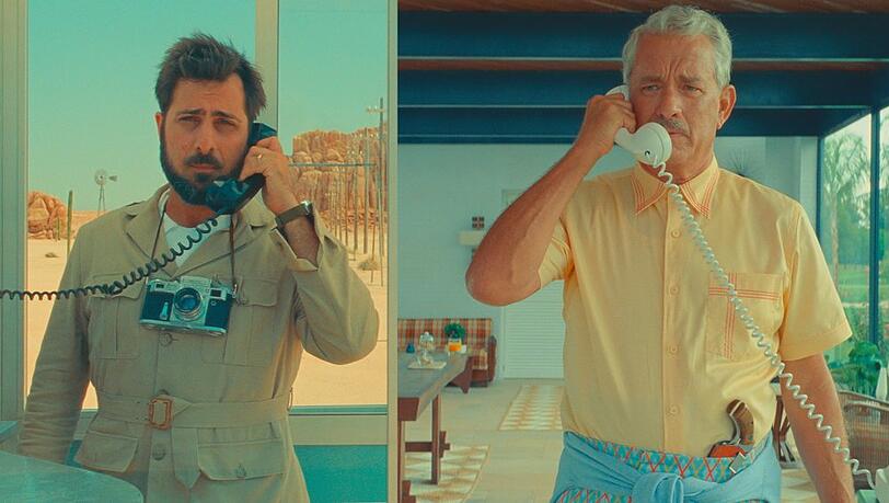Jason Schwartzman (l.) und Tom Hanks in "Asteroid City". Jason Schwartzman (l.) und Tom Hanks in "Asteroid City".