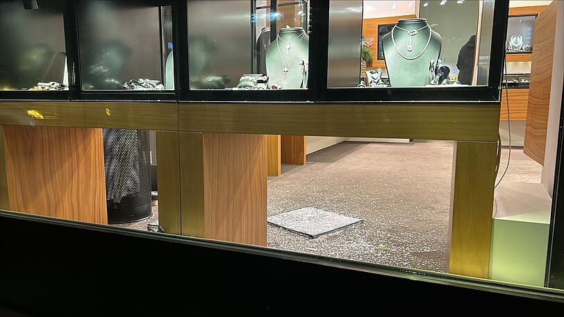 Mit einem Hammer zerstörten die Täter das Schaufenster.