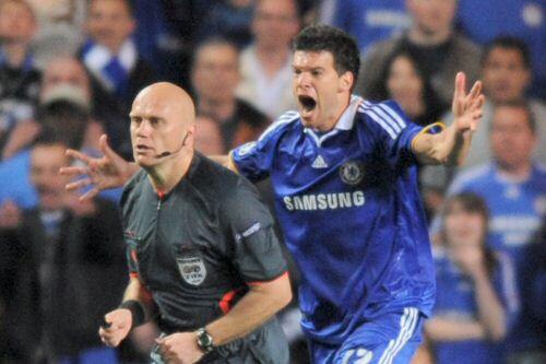 Harmlos im Vergleich zu den Morddrohungen: Ballack (r.) verfolgt Övrebö