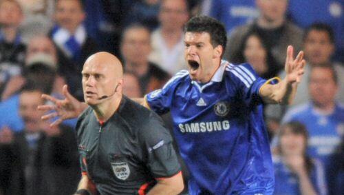 Harmlos im Vergleich zu den Morddrohungen: Ballack (r.) verfolgt Övrebö Harmlos im Vergleich zu den Morddrohungen: Ballack (r.) verfolgt Övrebö