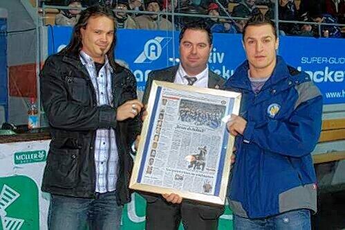 Manager Winkler (M) und Kapitän Raubal (r.) bekommen von AZ-Redakteur Kerber die Auszeichnung zum Team 2009.